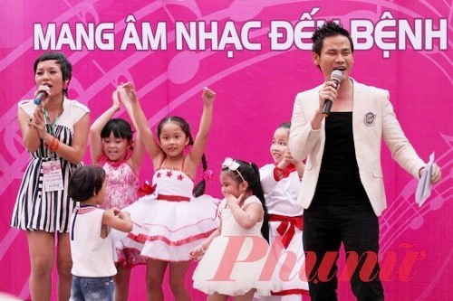 "Trung thu hồng" mang âm nhạc đến bệnh viện cho các bệnh nhi - ảnh 1